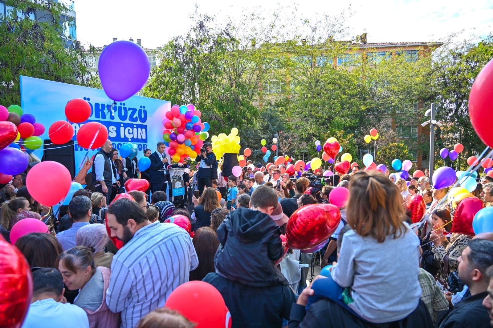 losemiyi 2nci kez yenen atlas icin balonlar gokyuzune birakildi pOTB28XX