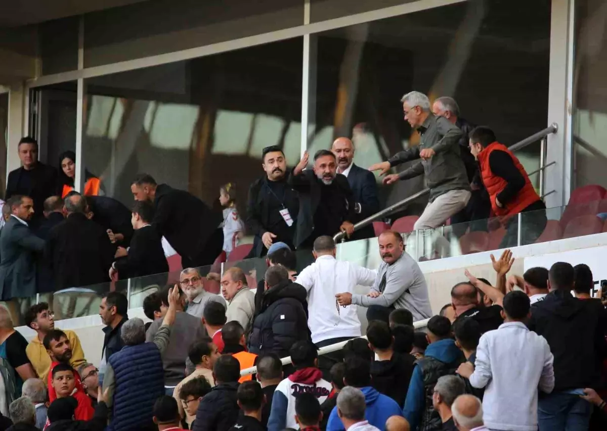 sivasspor baskani gokhan karagol taraftarla tartisti aFV7SY8A