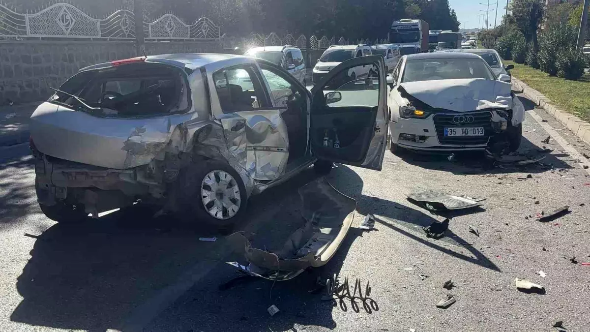 kontrolden cikan otomobil karsi seride ucarak iki otomobile carpti 4 yarali sKg1WyNT.jpg