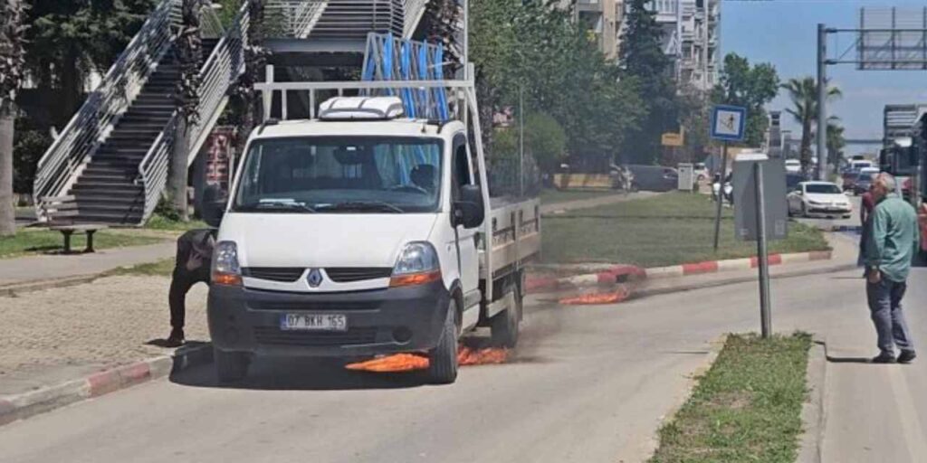 benzin-kacagi-faciaya-donusuyordu-yoldan-gecen-suruculer-mudahale-etti-XqCY88xt