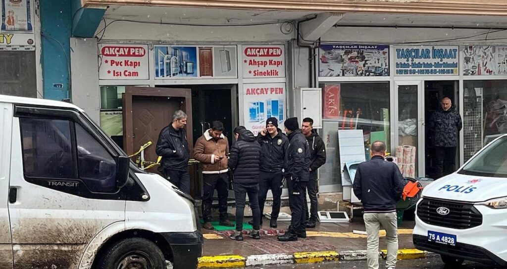 tartistigi-kuzeni-tarafindan-bicaklanarak-olduruldu-XTLKTp9C