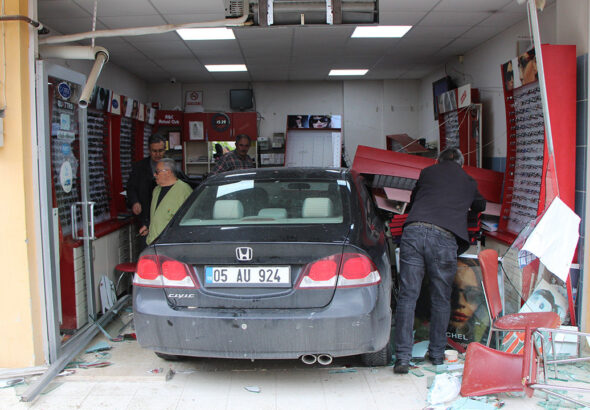 cay-var-mi-diye-sordu-dukkana-otomobille-girdi-amasyada-akilalmaz-kaza-6Rx4JIvb
