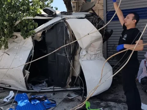 Hafif ticari arac elektrik diregine carpti 9 kisi yaralandi EAEfJzqn