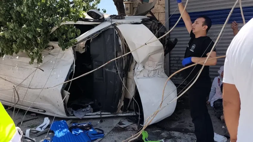 Hafif ticari arac elektrik diregine carpti 9 kisi yaralandi EAEfJzqn